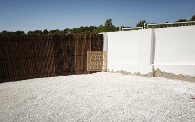 Beautiful, fully refurbished apartment with spacious terraces.